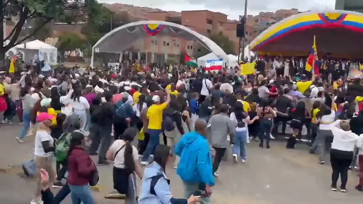 Manifestantes rodearon a los periodistas en el desfile de Independencia en Bogotá, lanzando insultos y provocando tensiones.