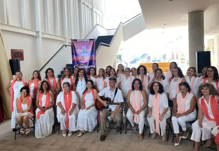 Integrantes del Grupo Coral Magnolias en un ensayo previo al recital en Cancún.