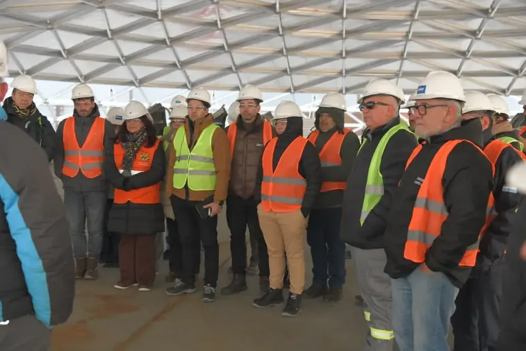 Treinta intendentes visitan Punta Colorada para conocer la obra que potenciará la exportación de petróleo en la provincia.
