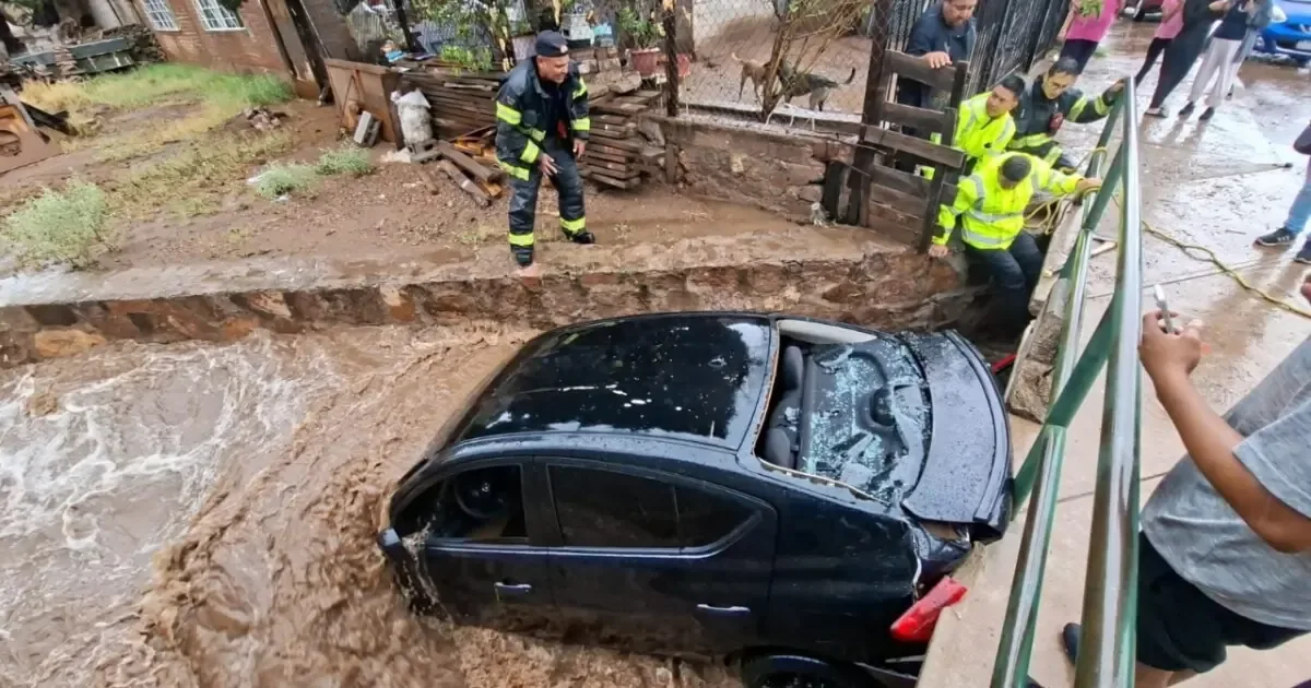 Un hombre fue arrastrado por la corriente en la colonia Misael Núñez durante las fuertes lluvias en Chihuahua.