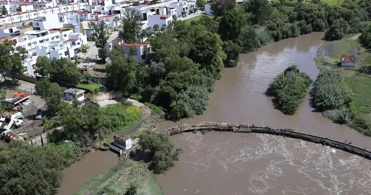 Las intensas lluvias en Puebla causan la desaparición de un policía y activan un amplio operativo de rescate.