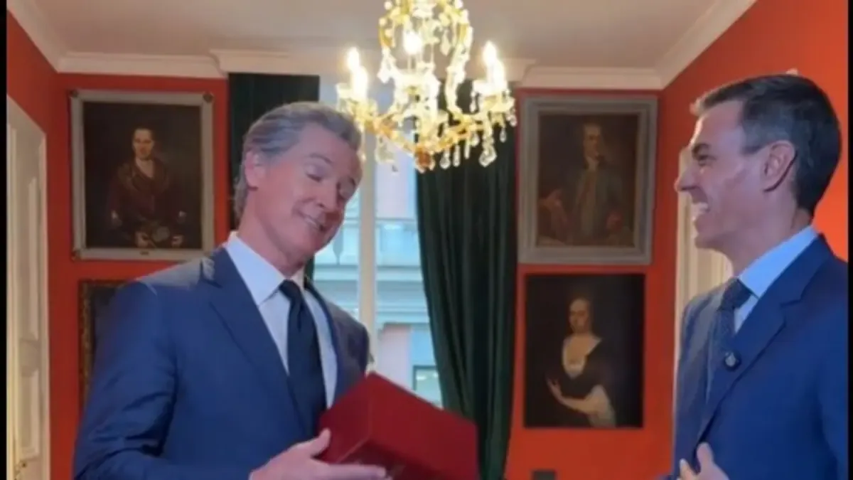 Intercambio cultural entre Sánchez y Gavin Newsom genera debate en redes.