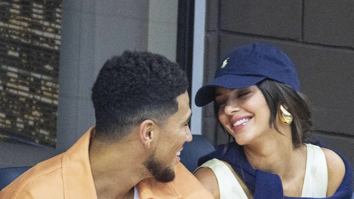 Intercambio en redes entre Kendall Jenner y Devin Booker durante el Super Bowl.