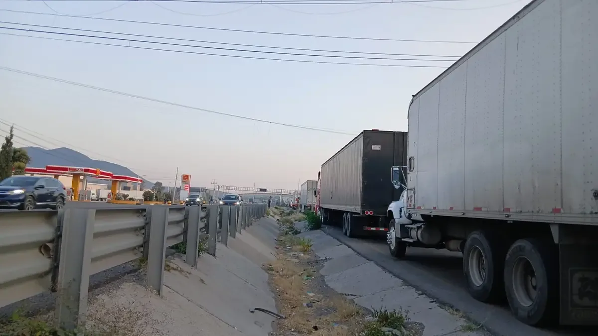 El conflicto entre comunidades de Querétaro y Guanajuato afecta el abasto de agua y el tránsito federal.