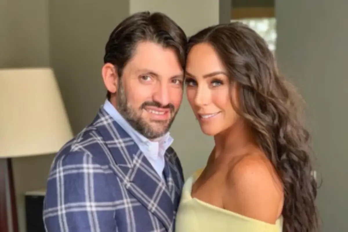 La pareja es buscada por delitos relacionados con facturación falsa y lavado de dinero.
