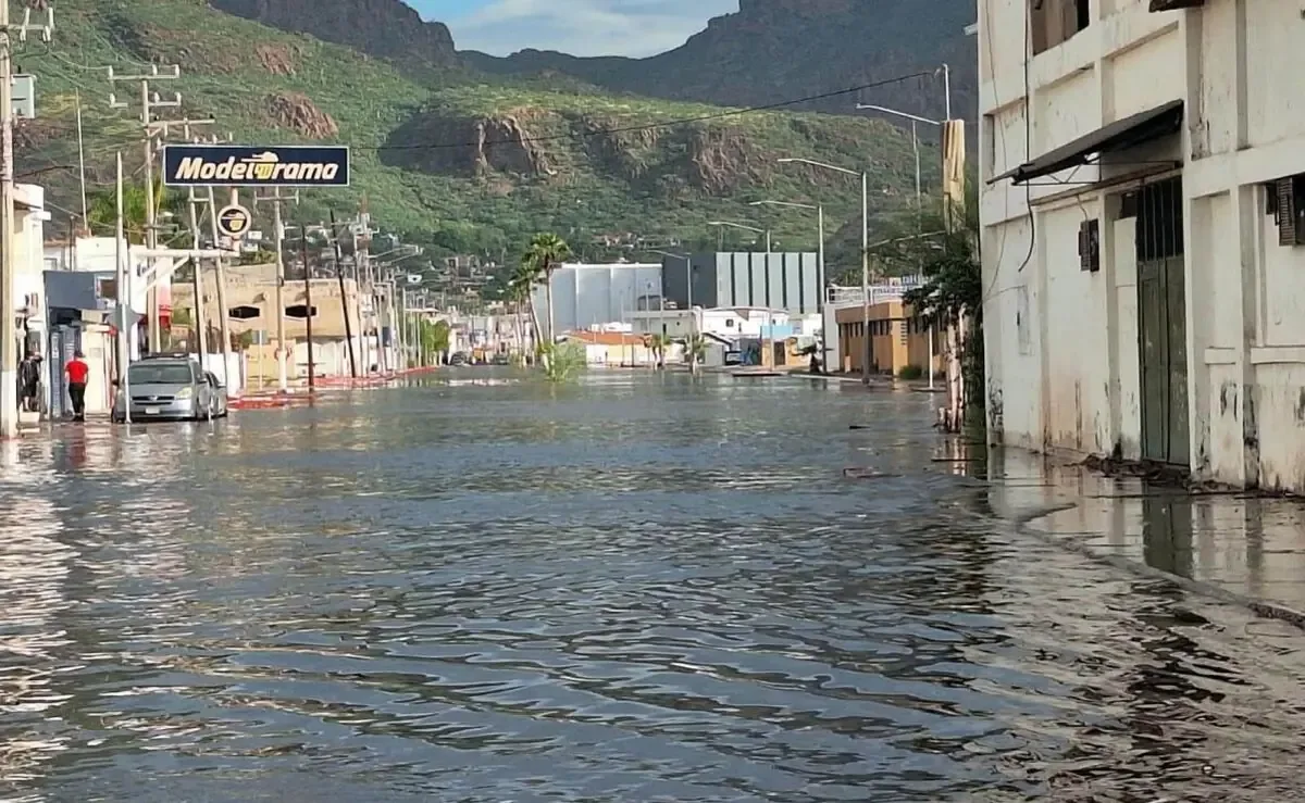 Un aumento inesperado de la marea inundó calles y viviendas en Guaymas y Empalme, afectando a la población local.