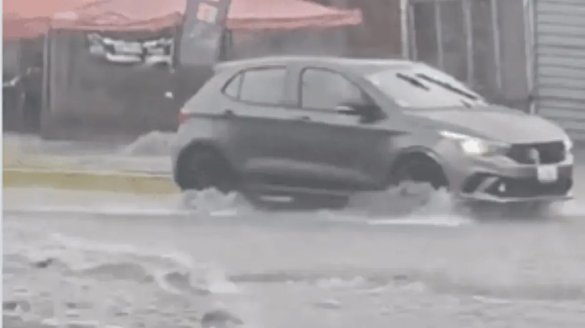 Las intensas lluvias provocan complicaciones en la circulación vehicular en carreteras clave de la región.