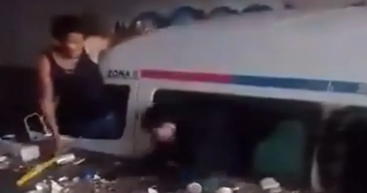 La fuerte lluvia desató inundaciones en Tecámac, generando pánico entre pasajeros de una combi.