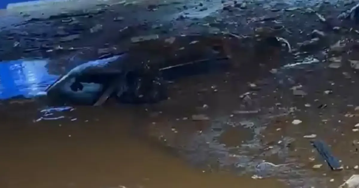 Las intensas lluvias dejaron varios automóviles bajo el agua, complicando el tránsito en la avenida Reforma.