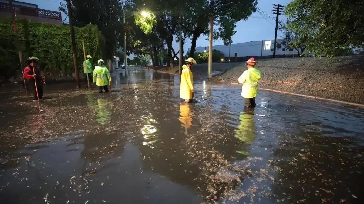 Una fuerte tormenta provocó inundaciones en Guadalajara, impactando la circulación vehicular y generando protocolos de emergencia.