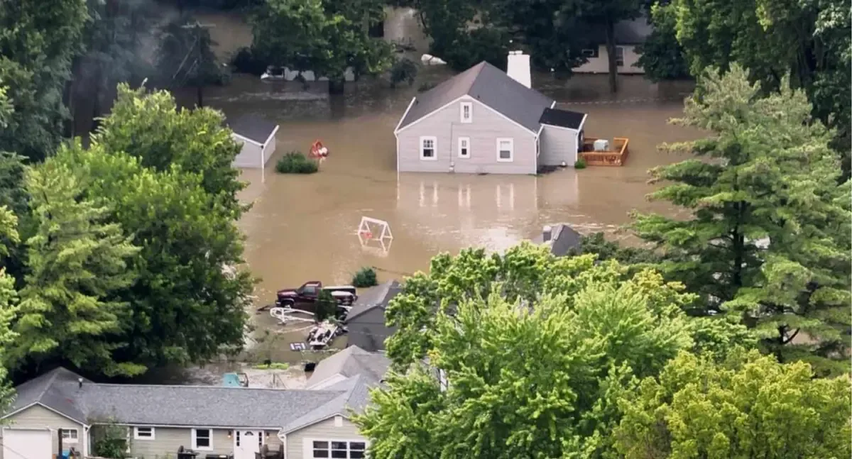 Las intensas lluvias en Indiana desencadenan graves inundaciones y pérdidas humanas, lo que provoca la declaración de emergencia.