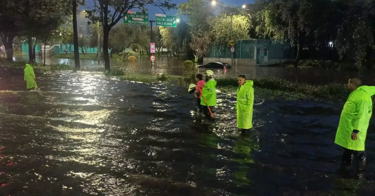 Intensas lluvias causan caos en la circulación y activan alertas en la capital.