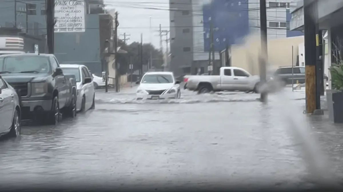 Las fuertes lluvias provocan complicaciones en el tráfico y riesgos para los transeúntes.