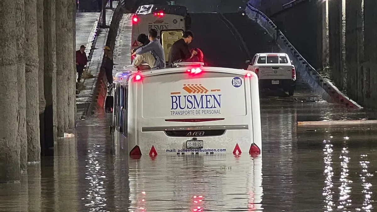 El paso a desnivel en La Moderna se inundó, afectando a pasajeros y complicando el tránsito en la región.