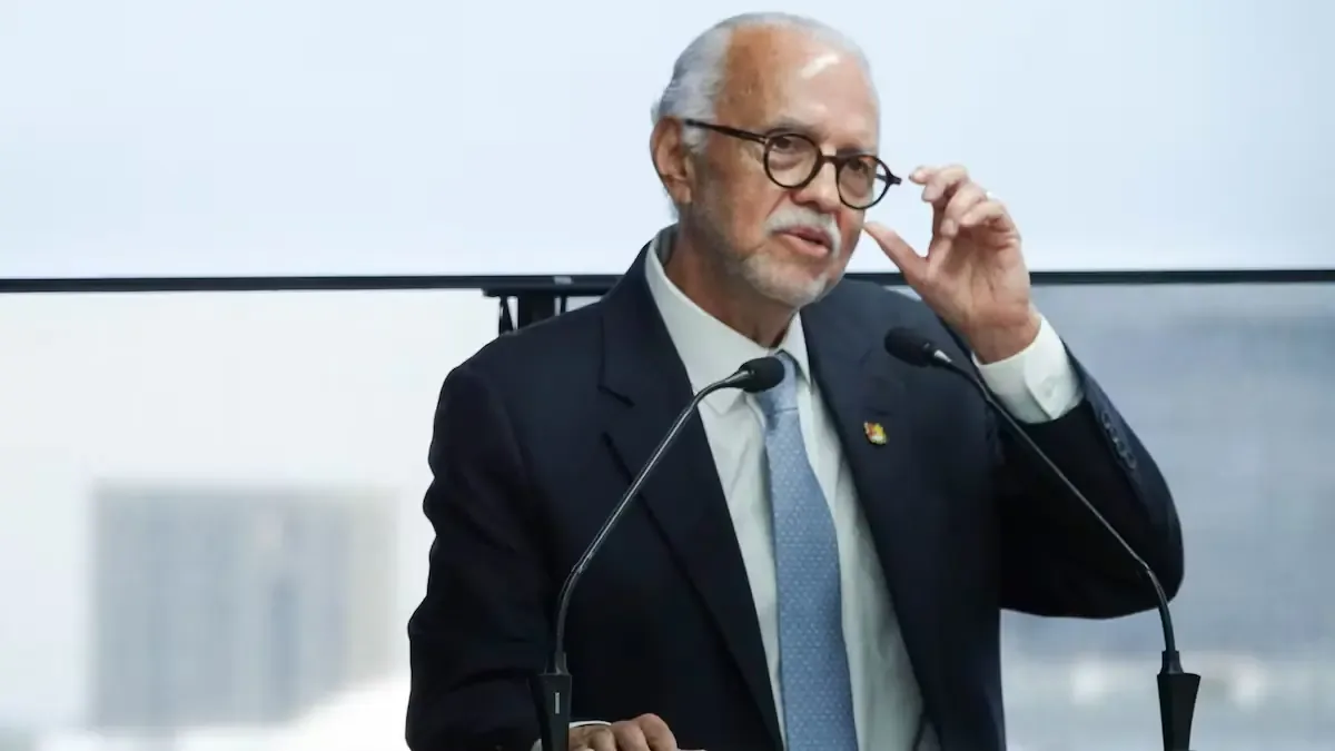 La Fiscalía de Nayarit investiga la caída de una avioneta del gobernador como un posible atentado debido a amenazas previas.