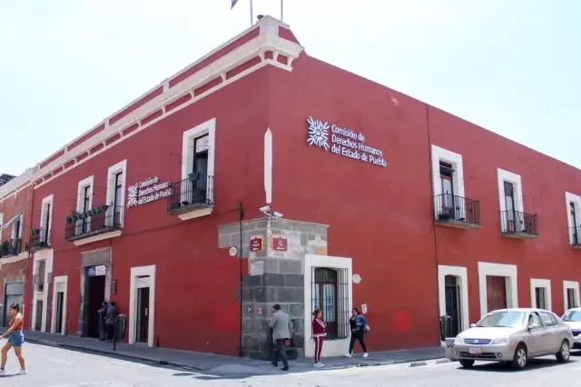 La CDH Puebla abrirá indagatorias sobre el aseguramiento de una mujer por policías municipales en San Andrés Cholula.