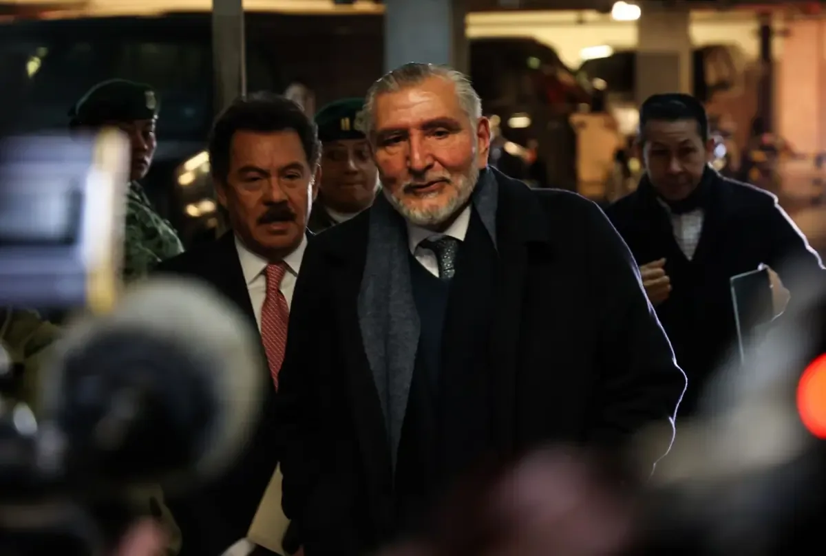 Investigación sugiere conexiones entre el senador y millonarios contratos en estados morenistas.