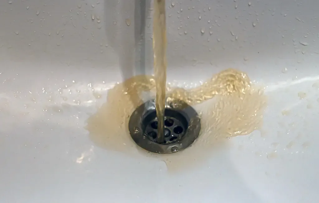 Investigaciones revelan la presencia de contaminantes en el agua de la ciudad.