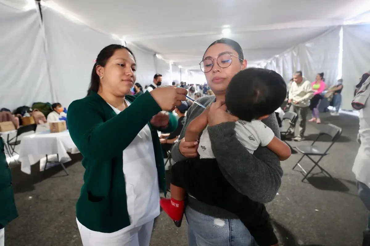 Investigador alerta sobre riesgos del sarampión en México.