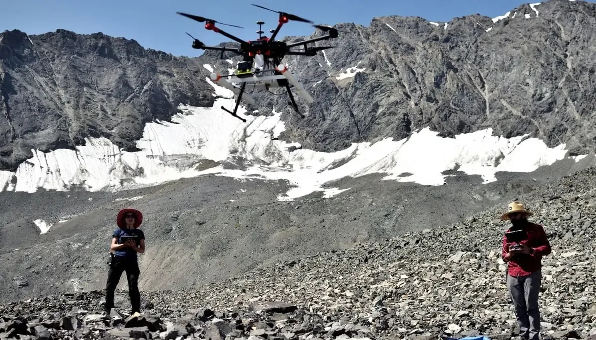 Investigadores de la Universidad de Arizona usan drones para localizar hielo bajo rocas en Marte.