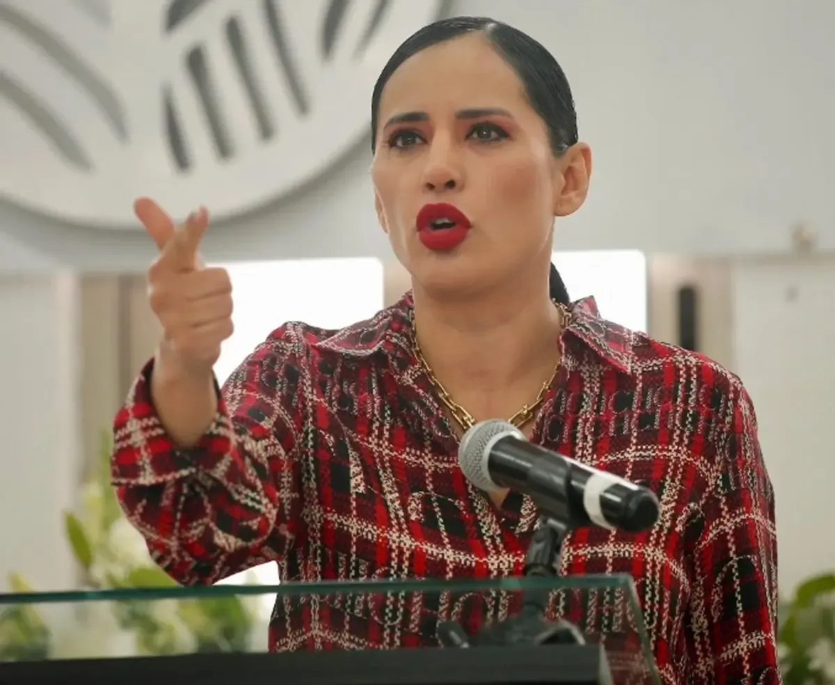 Investigadores del INE analizan los actos de financiamiento de Sandra Cuevas.