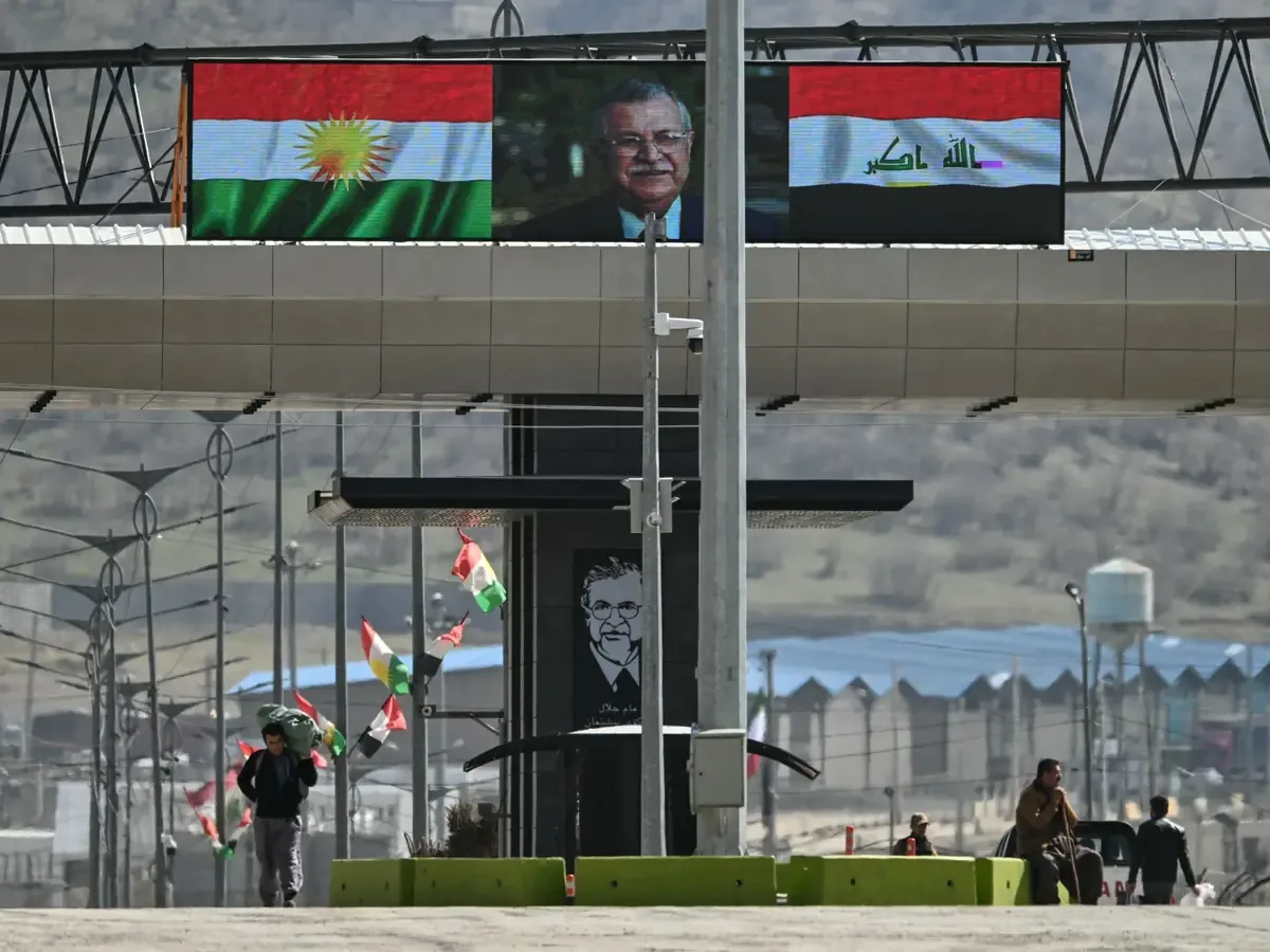 Irak enfrenta ataques de grupos respaldados por Irán y fuerzas estadounidenses, ampliando la crisis en la región.