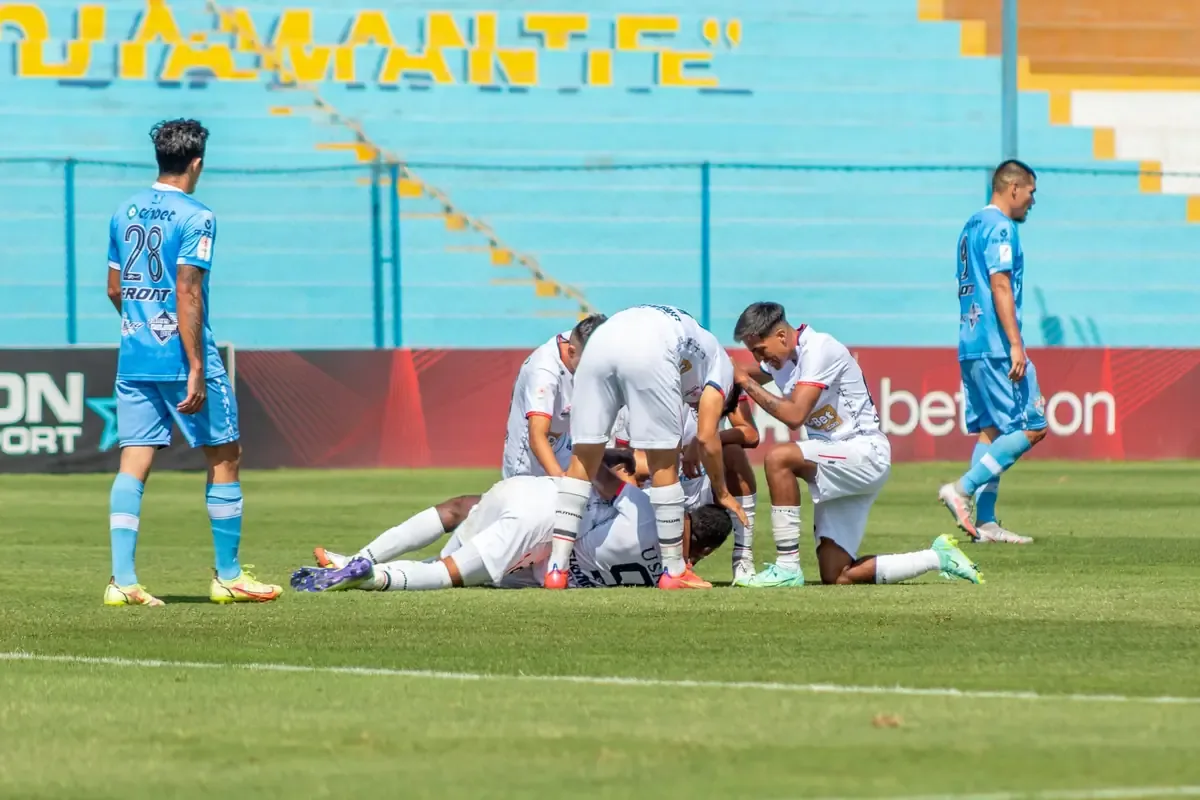 La violencia en Irapuato se intensifica tras un ataque a futbolistas amateurs, dejando varios muertos y heridos.