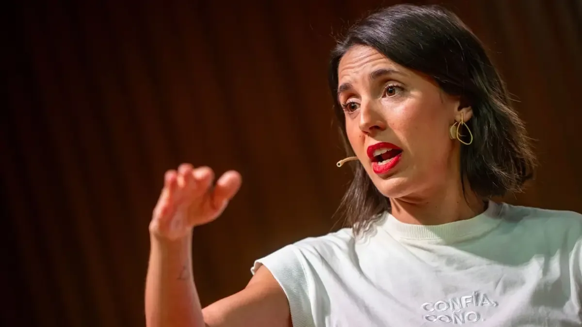 La eurodiputada de Podemos reclama impuestos a los ricos durante un evento en Milán.