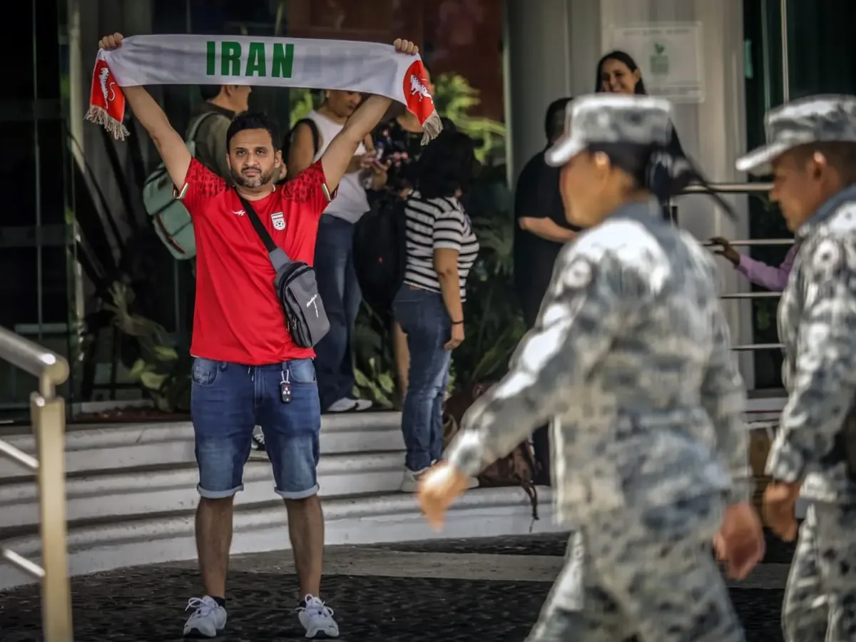 La selección iraní aterriza en medio de tensiones geopolíticas previas a su partido contra Nueva Zelanda.