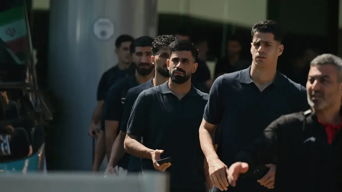 La selección de Irán aterriza en EE. UU. mientras se inician tensiones y protestas alrededor del torneo.