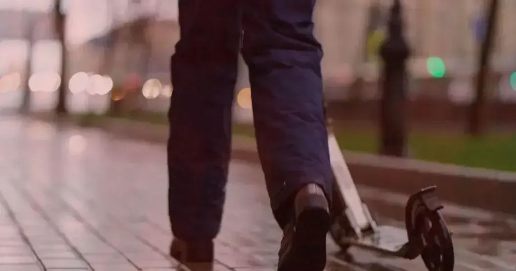 Autoridades identifican problemas en la regulación y seguridad de scooters en la ciudad.