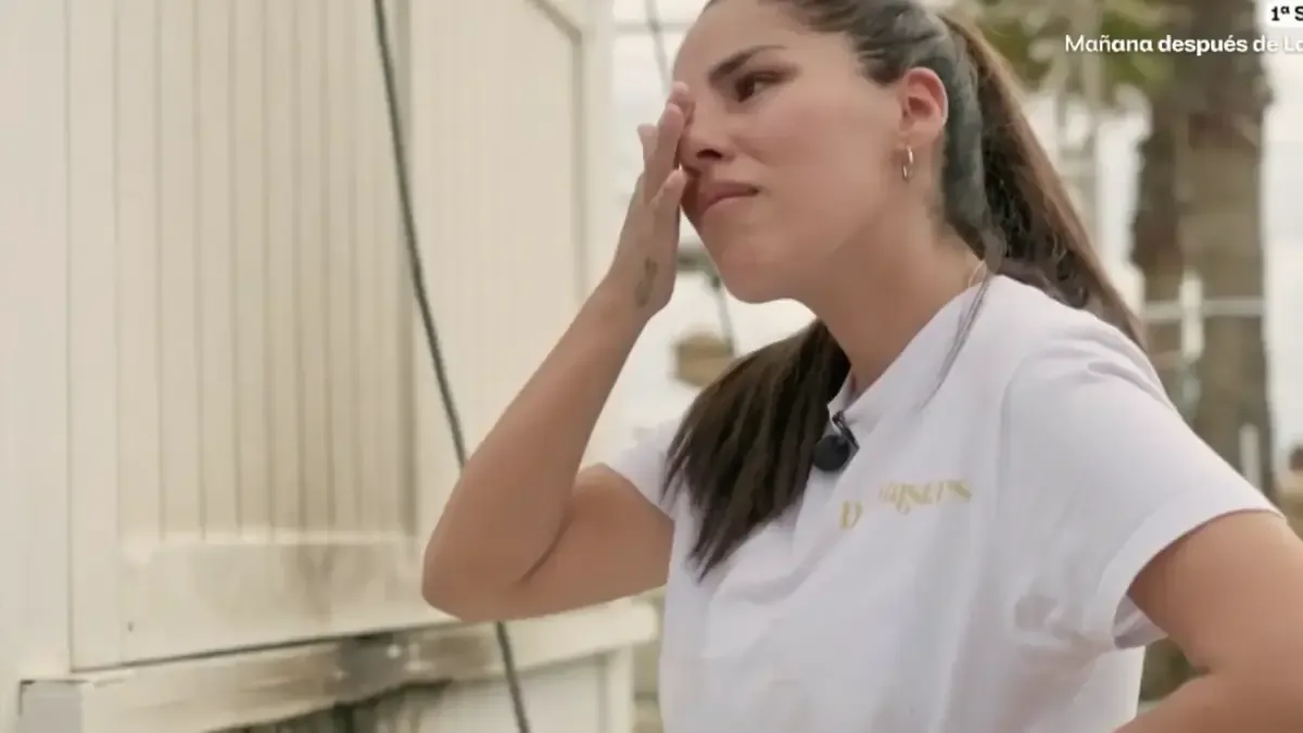 La influencer comparte su experiencia al ayudar a su hijo en la escuela británica.