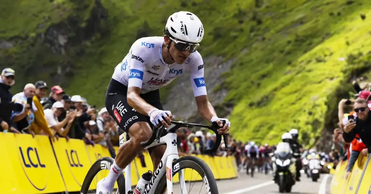 El mexicano pierde el maillot blanco y retrocede en la general tras una exigente etapa de montaña.