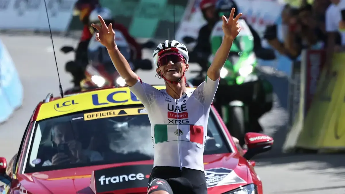 El ciclista mexicano destaca con una actuación sobresaliente en Francia.