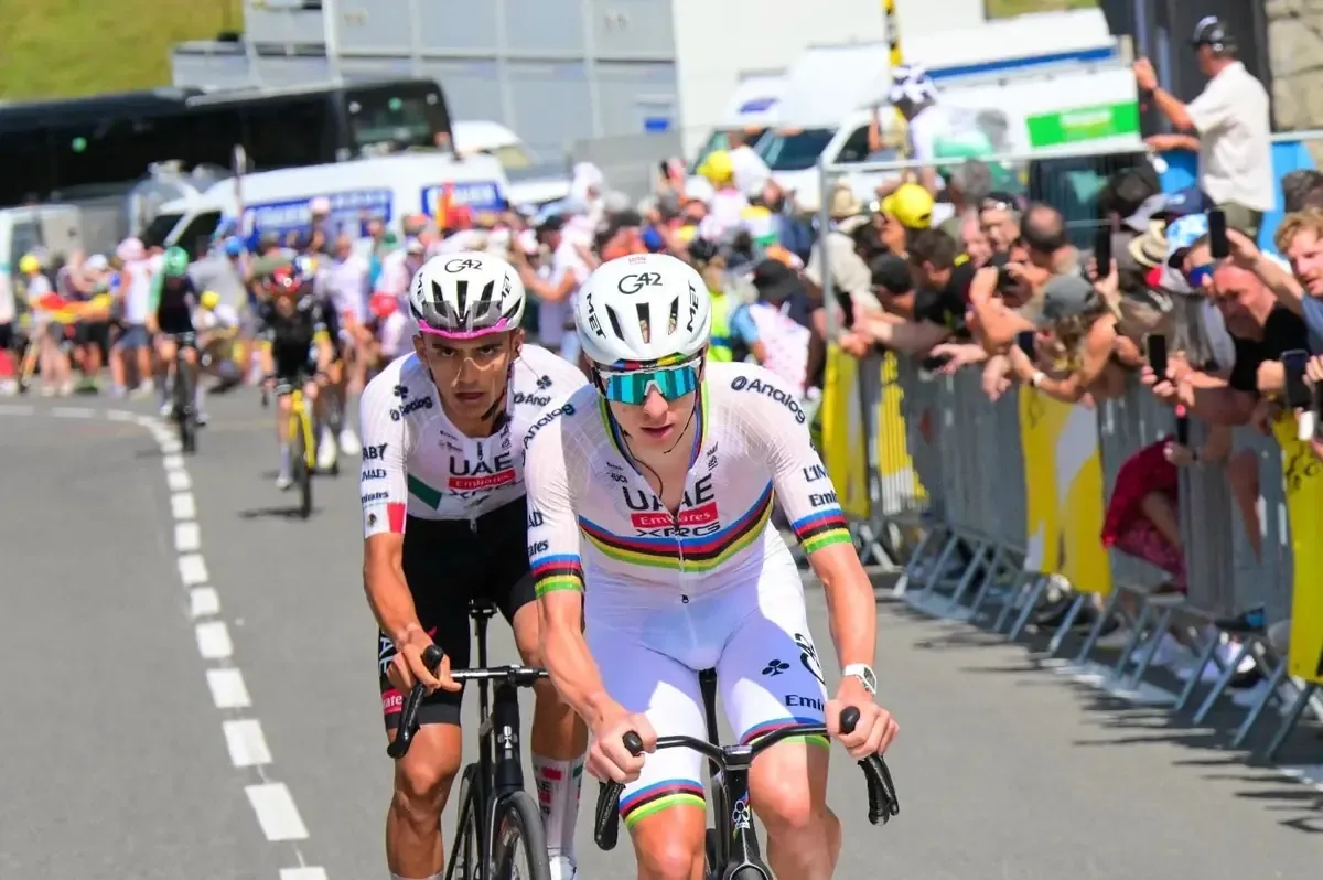 El ciclista mexicano Isaac del Toro brilla en su primer Tour de Francia al alcanzar la tercera posición en una etapa clave.