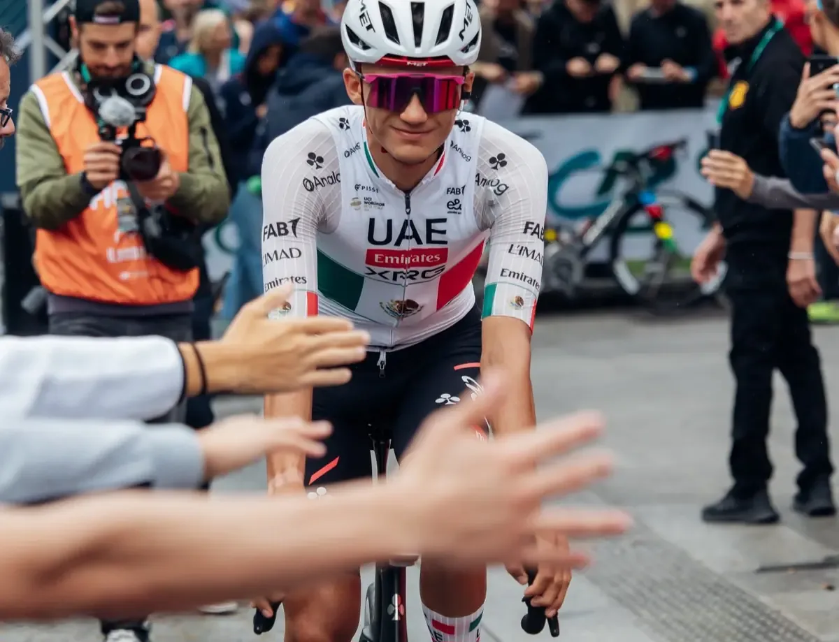 El ciclista mexicano Isaac del Toro cierra su participación en el Giro de Lombardía 2026, lejos de sus marcas anteriores.
