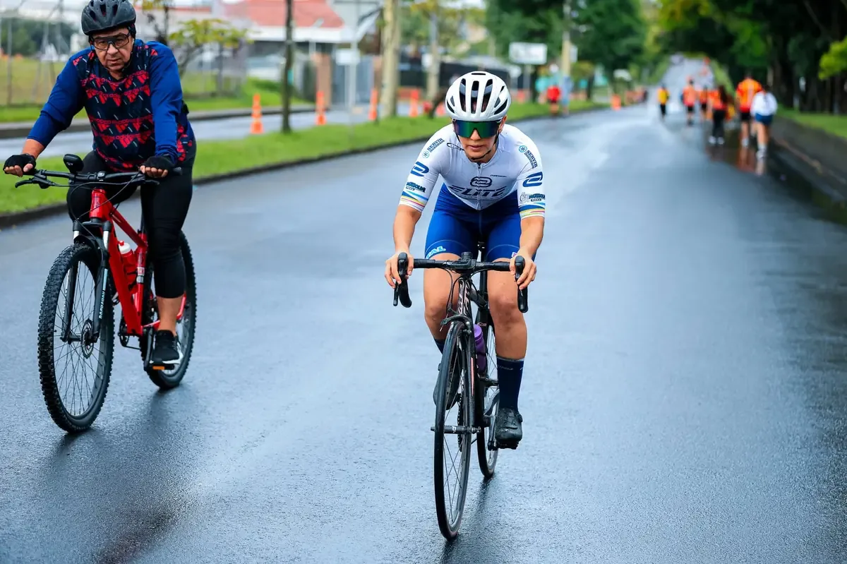 El ciclista mexicano Isaac del Toro destaca al ser el primero en subir al podio del Tour de Francia tras su impresionante actuación.