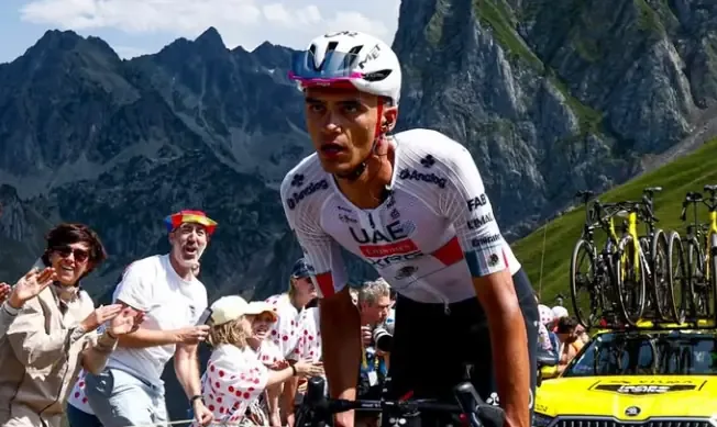 El ciclista mexicano destaca en la competencia y mantiene su lugar en la élite del ciclismo mundial.
