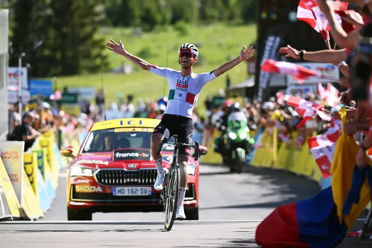 El ciclista mexicano logra un impresionante triunfo en el Tour Auvergne-Rhône-Alpes 2026.