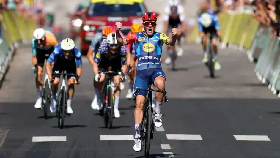 El ciclista mexicano lucha en la competencia, evidenciando su talento y determinación en la etapa en Foix.