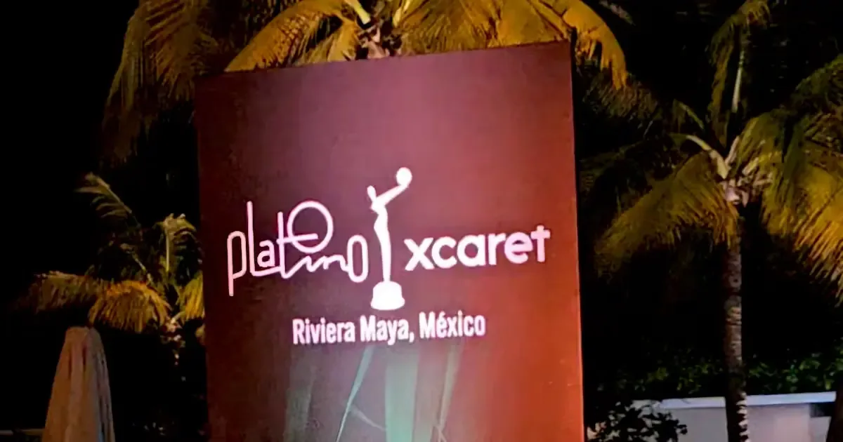 La presidenta madrileña suspendió su participación en los Premios Platino Xcaret tras protestas y críticas a sus declaraciones.