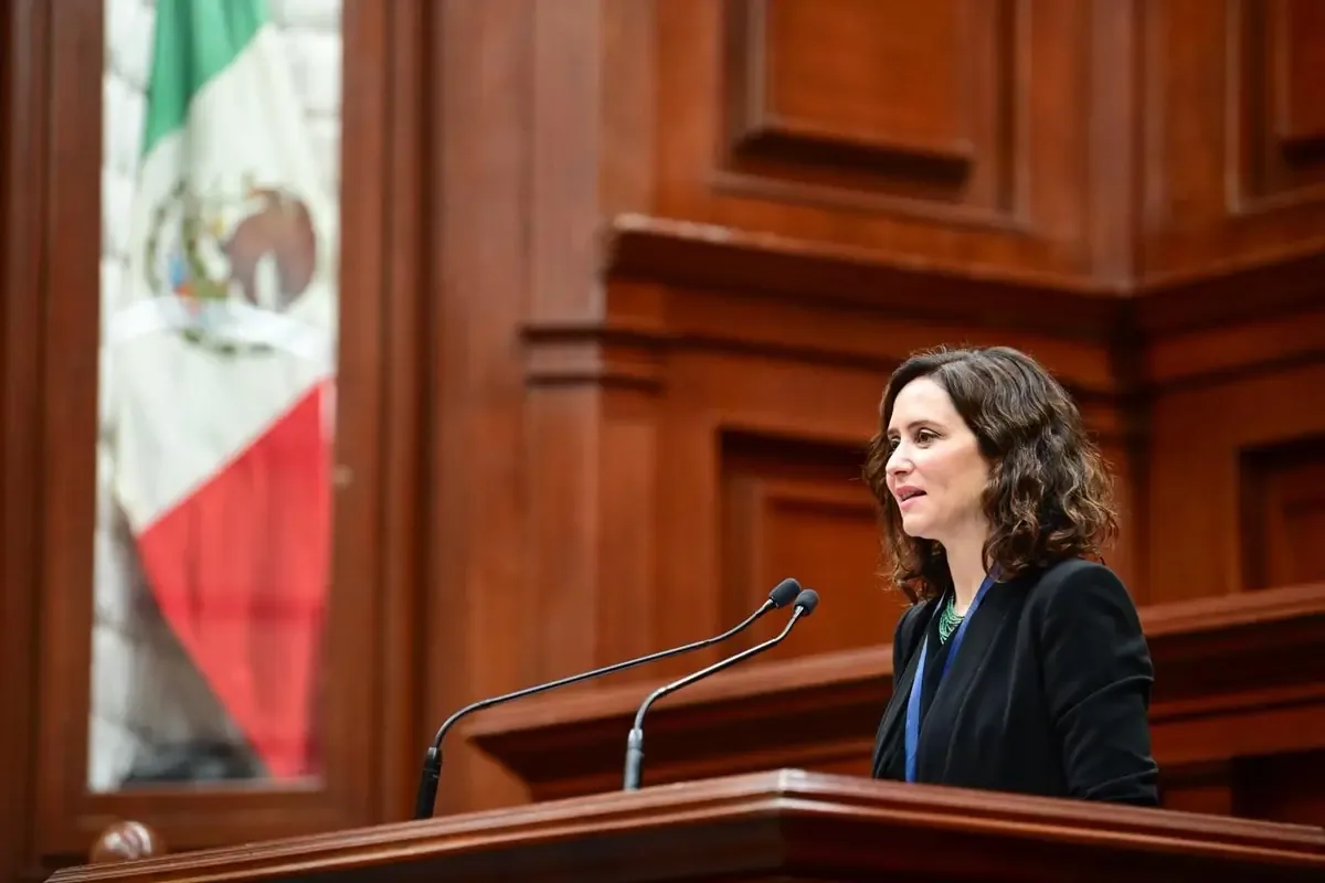 La presidenta de Madrid fue homenajeada en medio de protestas por la crisis de agua en la ciudad.