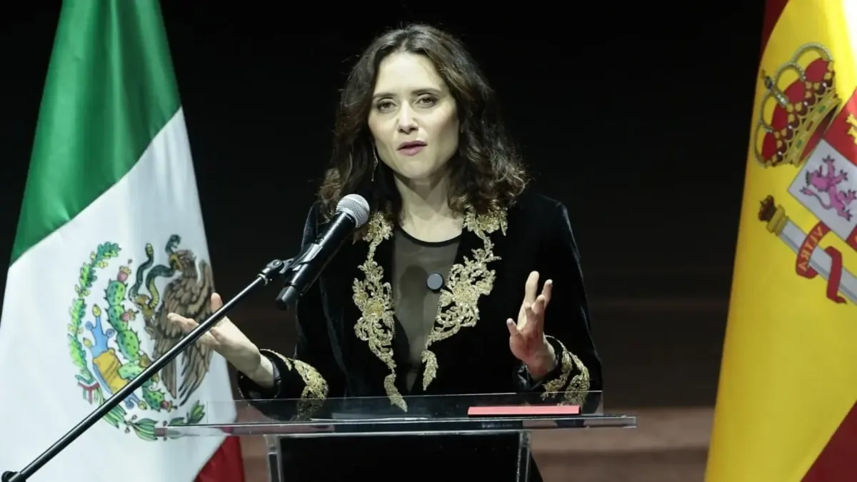 La presidenta de Madrid opta por no asistir a los Premios Platino tras la presión del gobierno mexicano.