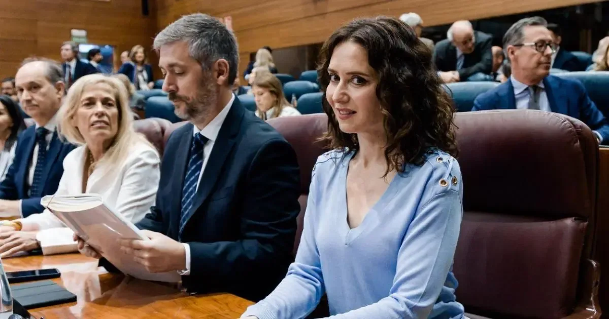 La presidenta de Madrid enfrenta críticas por la falta de transparencia en su reciente visita a México.