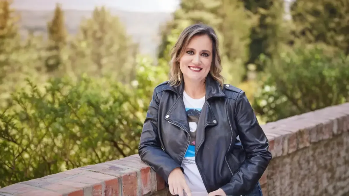Con 30 años de experiencia, Isabel comparte su pasión por ayudar a marcas a conectar auténticamente con sus consumidores.