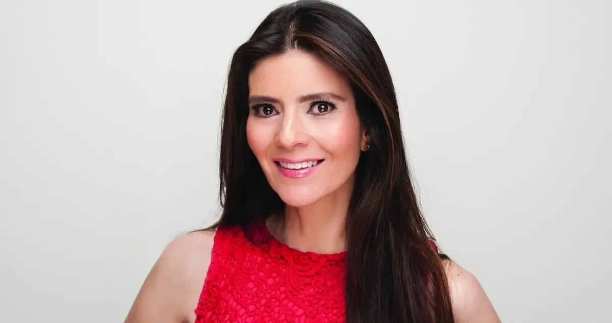Isabel Revuelta Poo presenta su libro sobre mujeres históricas en México.