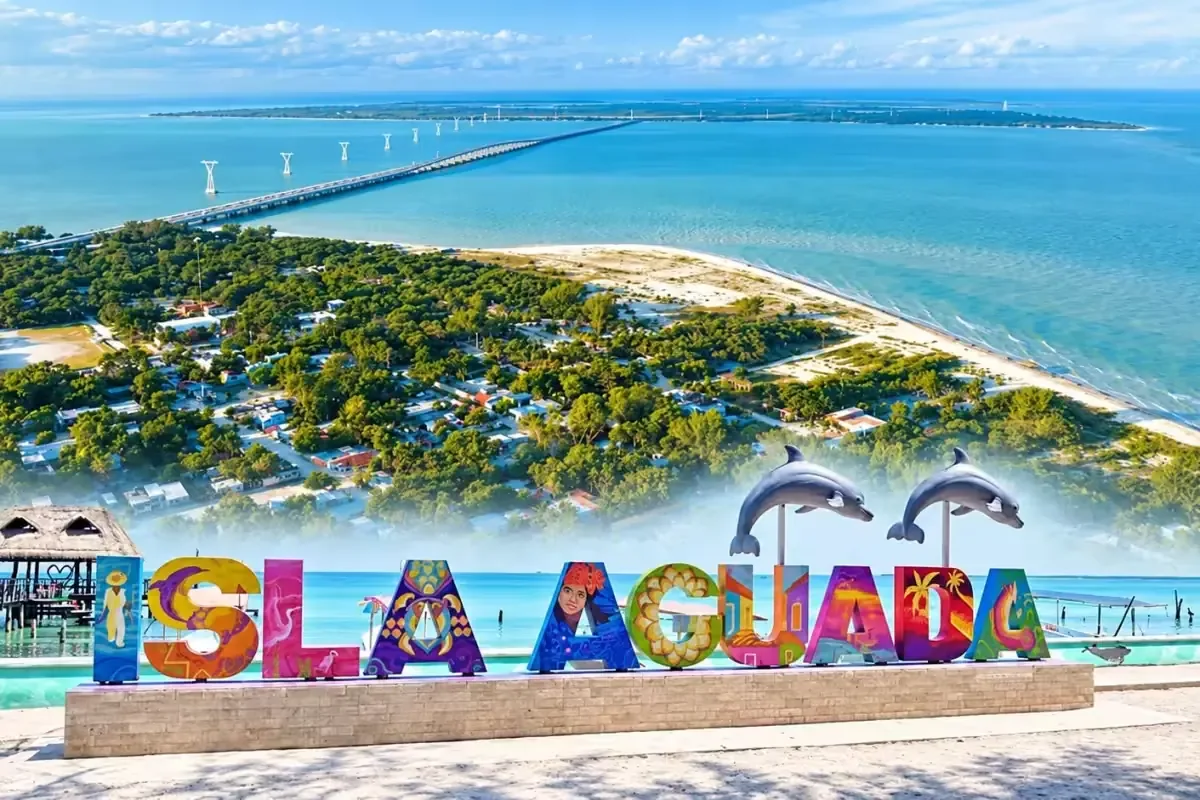Isla Aguada se ha convertido en un atractivo turístico por su belleza natural y avistamiento de delfines.