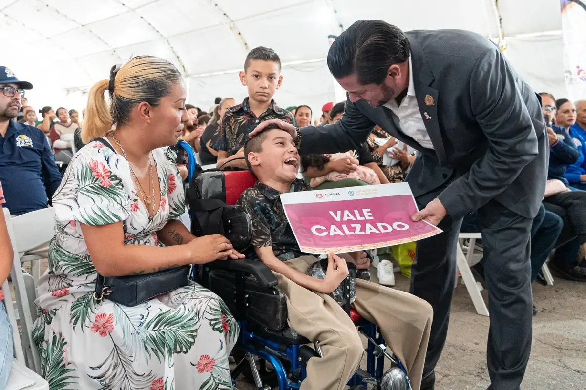 La entrega de apoyos busca aliviar la carga económica de familias con niños con discapacidad.