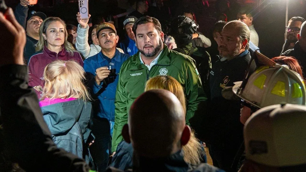 Ismael Burgueño Ruiz supervisa atención a familias afectadas por incendios en Tijuana.