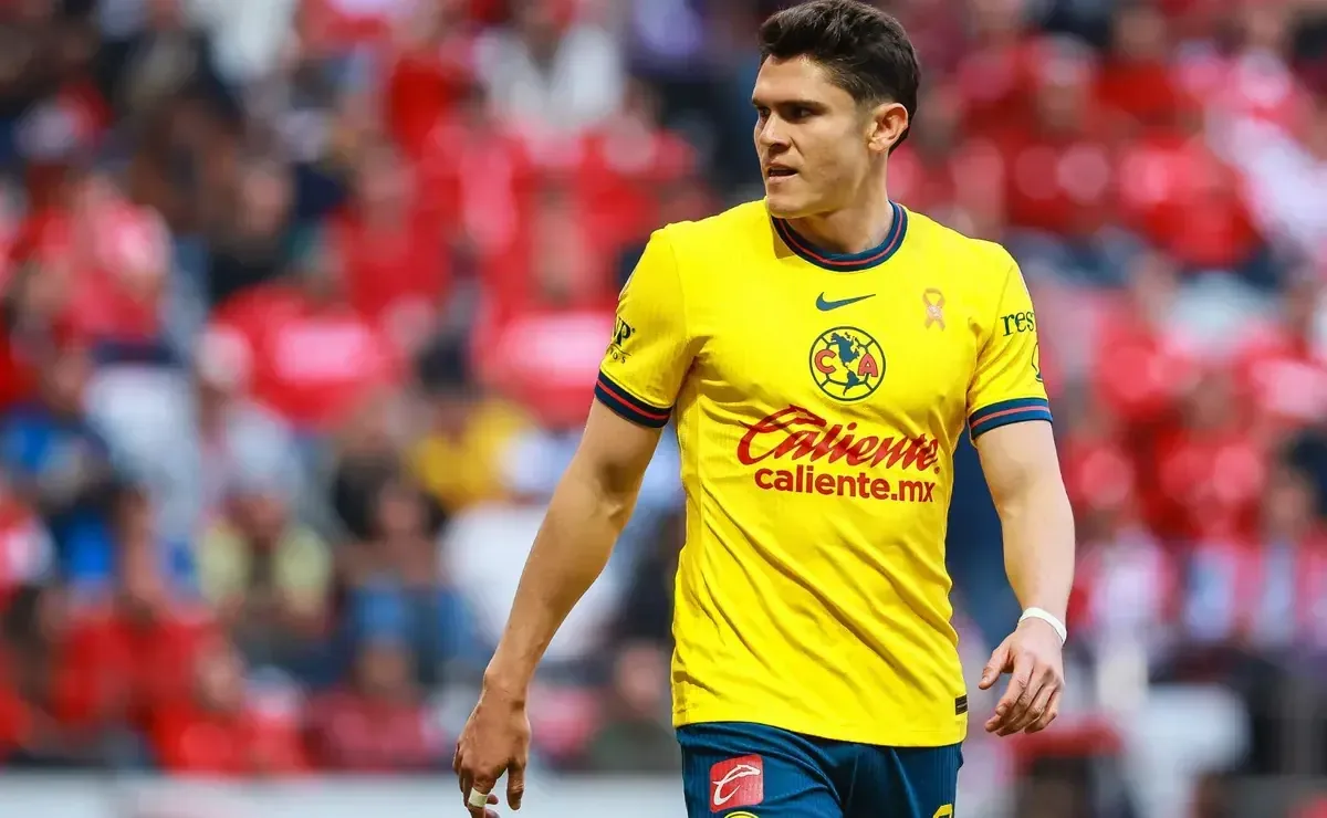 Rumores sobre un posible fichaje del defensor del América fueron desmentidos por un periodista.